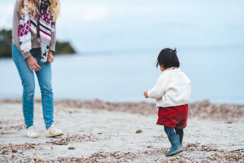 ビーチで女性と小さな子供